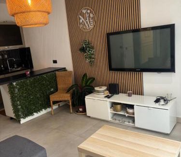 Villemomble Apartamento | 2 Bed House, Parking and Courtyard, Villemomble, Paris