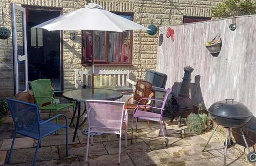 South Leigh Casa | 2 Bed House - Sleeps 4 - Pets - Garden - Parking