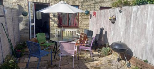 South Leigh Casa | 2 Bed House - Sleeps 4 - Pets - Garden - Parking