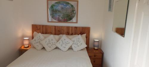 South Leigh Casa | 2 Bed House - Sleeps 4 - Pets - Garden - Parking