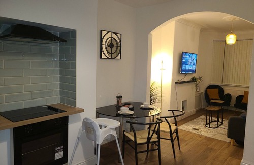 Manchester Casa | 2 Bed House - Sleeps 5 - Parking - Wifi