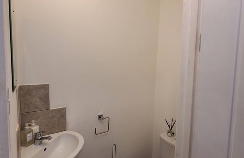 Manchester Casa | 2 Bed House - Sleeps 5 - Parking - Wifi