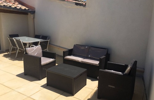 Marseillan Casa | Casa de 2 dormitorios para alquilar en el centro del pueblo de Marseillan, gran terraza en la azotea