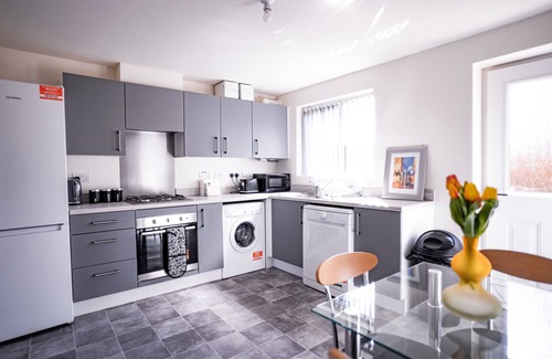 Salford Casa | 2-bed House With Canal View, Garden & Petsok