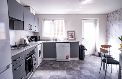 Salford Casa | 2-bed House With Canal View, Garden & Petsok