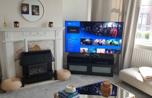 Alvaston Casa | 2 Bed House with hot tub | Private parking.