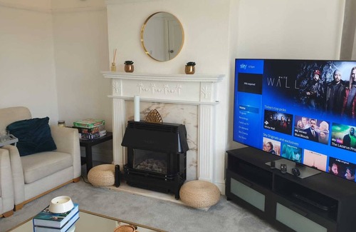 Alvaston Casa | 2 Bed House with hot tub | Private parking.