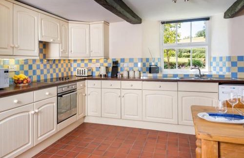 Bampton Casa | 2 Bed in Bampton SZ271