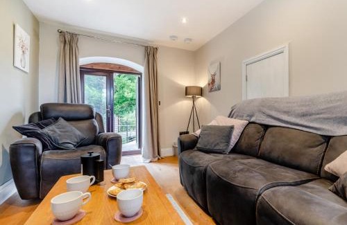 Hope Valley Casa | 2 Bed in Bradwell 94552