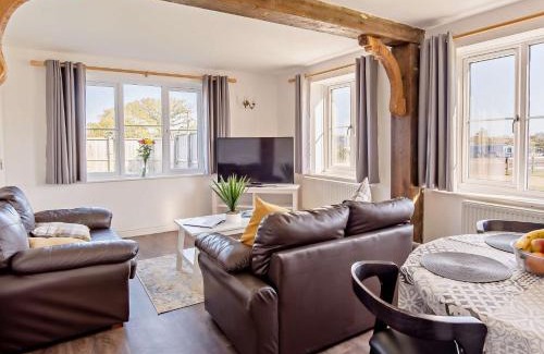 Newport Casa | 2 Bed in Newport 90244