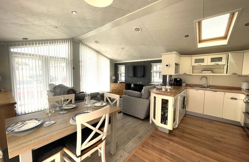 New Forest District Cabina | 2 Bed Lodge, Sleeps 4, Dog-Friendly