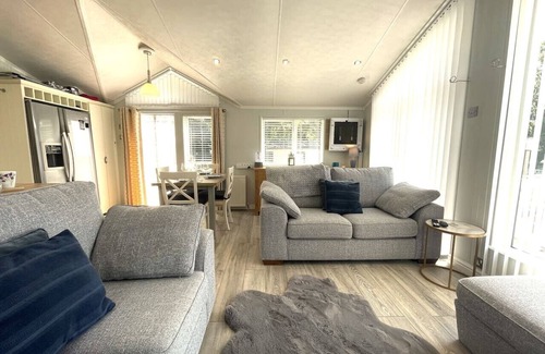 New Forest District Cabina | 2 Bed Lodge, Sleeps 4, Dog-Friendly