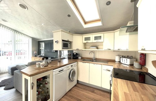 New Forest District Cabina | 2 Bed Lodge, Sleeps 4, Dog-Friendly
