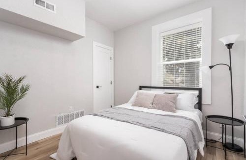 Pueblo Apartamento | 2-Bed Modern Apt in the heart of Pueblo with work space