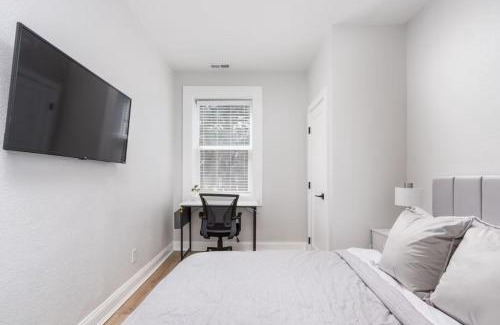 Pueblo Apartamento | 2-Bed Modern Apt in the heart of Pueblo with work space
