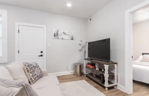 Pueblo Apartamento | 2-Bed Modern Apt in the heart of Pueblo with work space
