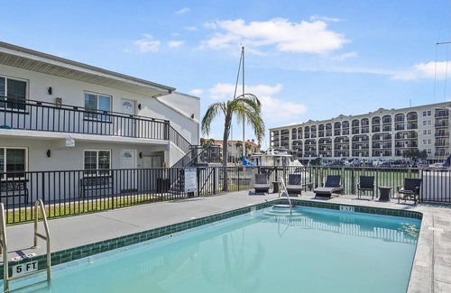 Island Estate Condominio | 2 bed one bath/furnished, laundry on site carport pool boat docks in clearwater