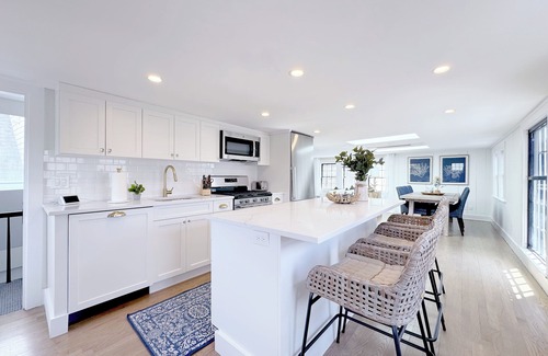 Marblehead Condominio | 2-Bed Penthouse with Rooftop Deck in Old Town, Harbor Peeks and Parking