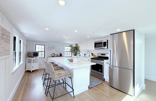 Marblehead Condominio | 2-Bed Penthouse with Rooftop Deck in Old Town, Harbor Peeks and Parking