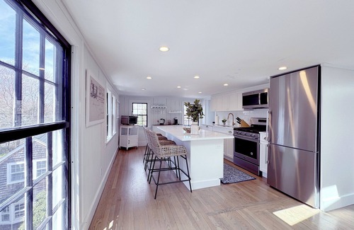Marblehead Condominio | 2-Bed Penthouse with Rooftop Deck in Old Town, Harbor Peeks and Parking
