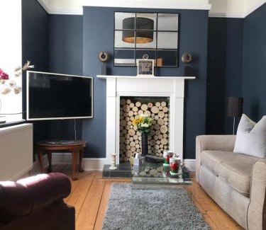 Crickhowell Casa | 2 bed period cottage sleeps 4 in central Crickhowell
