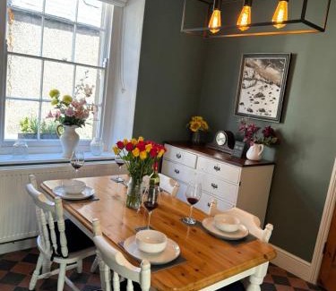 Crickhowell Casa | 2 bed period cottage sleeps 4 in central Crickhowell