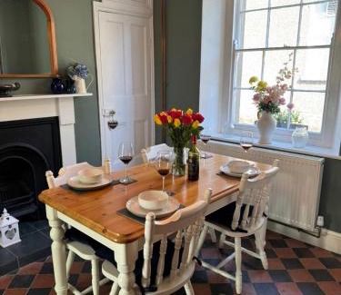 Crickhowell Casa | 2 bed period cottage sleeps 4 in central Crickhowell