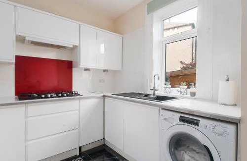 Bonnington Casa | 2 Bed Property, sleeps 5, free parking, near city centre