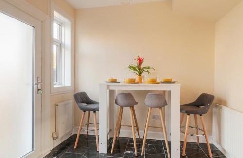 Bonnington Casa | 2 Bed Property, sleeps 5, free parking, near city centre