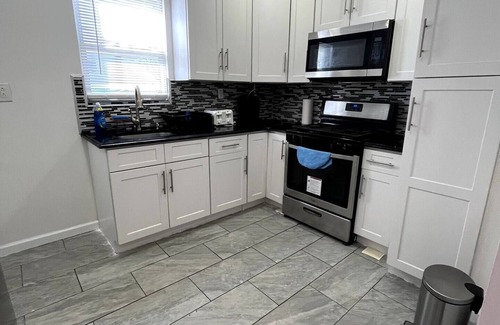 Elmont Apartamento | 2 bed room apartment w/parking.