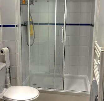 Langley Marish Apartamento | 2 bed room , ensuite Flat close to Heathrow, Windsor , Langley
