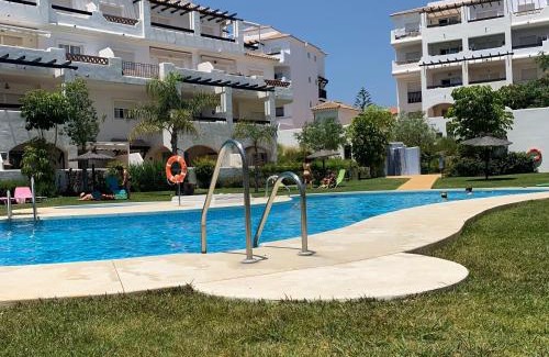 San Luis de Sabinillas Apartamento | 2 Bed-Sleeps 4-Private Patio-Pool-AirCon