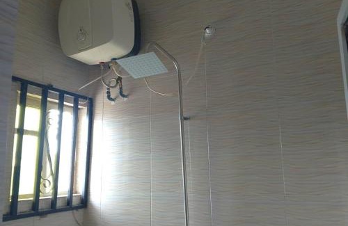 Benin City Apartamento | 2 Bed-Sleeps 4-Free Parking-AirCon