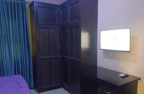 Benin City Apartamento | 2 Bed-Sleeps 4-Free Parking-AirCon
