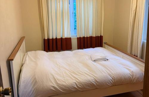 London Borough of Hounslow Apartamento | 2 bed-Sleeps 4-Private Patio-Pets-Near Heathrow