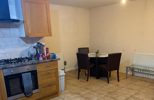 London Borough of Hounslow Apartamento | 2 bed-Sleeps 4-Private Patio-Pets-Near Heathrow