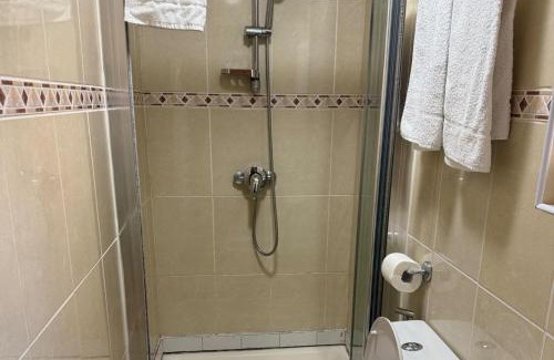 London Borough of Hounslow Apartamento | 2 bed-Sleeps 4-Private Patio-Pets-Near Heathrow