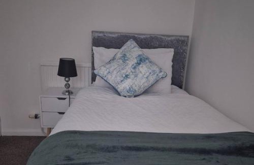 Ashton-under-Lyne Casa | 2-Bed - Sleeps 6 - Free Parking