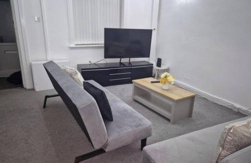 Ashton-under-Lyne Casa | 2-Bed - Sleeps 6 - Free Parking
