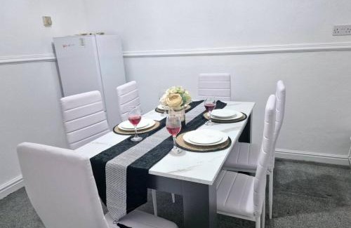Ashton-under-Lyne Casa | 2-Bed - Sleeps 6 - Free Parking