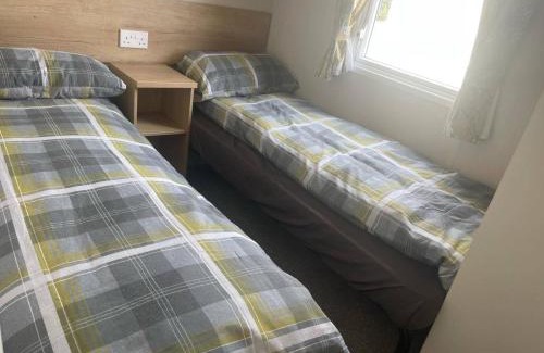 Coldingham Casa | 2 Bed-Sleeps 6-Patio-Parking-Pet Friendly