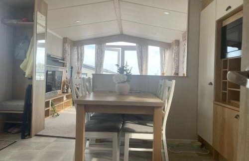 Coldingham Casa | 2 Bed-Sleeps 6-Patio-Parking-Pet Friendly