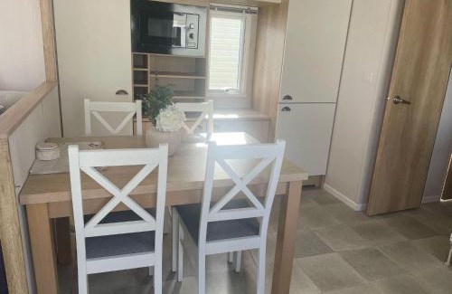 Coldingham Casa | 2 Bed-Sleeps 6-Patio-Parking-Pet Friendly