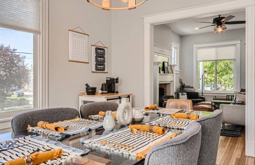 Washington Park West Casa | 2 Bed Sunny Retreat, Home Office, Backyard 30 Day
