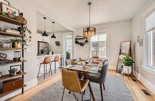 Washington Park West Casa | 2 Bed Sunny Retreat, Home Office, Backyard 30 Day
