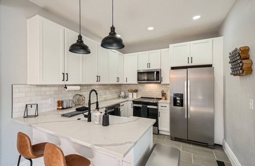 Washington Park West Casa | 2 Bed Sunny Retreat, Home Office, Backyard 30 Day