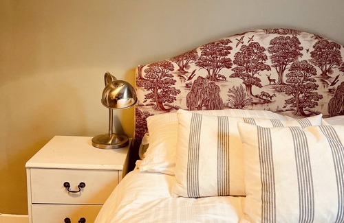 Golborne Casa | 2 bed Victorian townhouse Queens Park, Westminster, 5 mins from Portobello rd