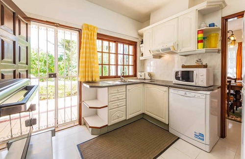 Alpouvar Villa | Airy villa familiar con comedor al aire libre a pocos minutos del centro del resort
