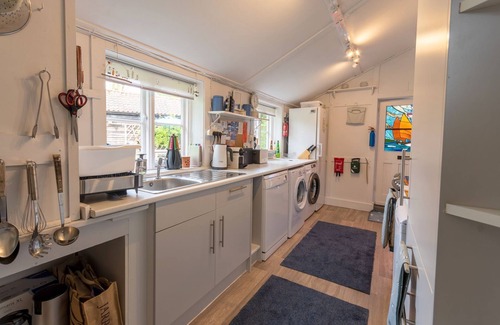 Stalham Cabaña | 2 bed waterside Victorian cottage with moorings & fishing