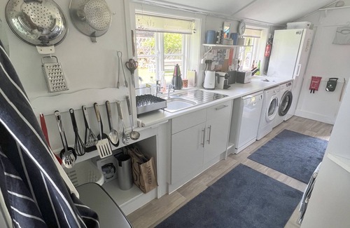 Stalham Cabaña | 2 bed waterside Victorian cottage with moorings & fishing